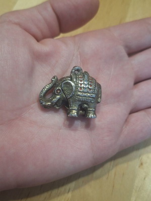 Vintage charm elephant pendant like new, silver color