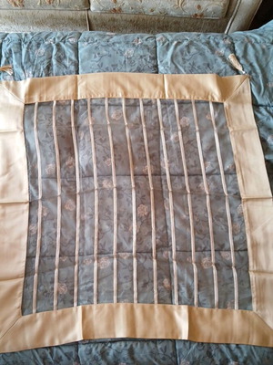 Tablecloth with 4 tassels like new, 83 cm by 83 cm