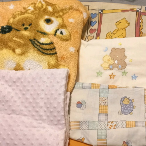 Baby crib blankets and sheets like new, 2 blankets and 3 sheets