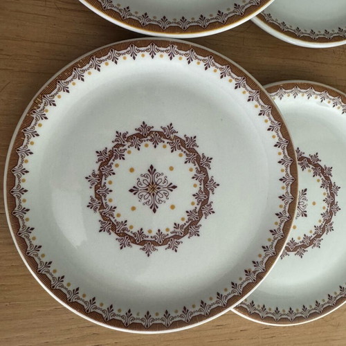 Vintage pasta plates in like new condition