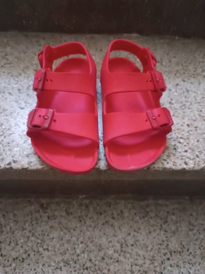 crocs παιδικά σε άριστη κατασταση τιμή 2 ευρώ νούμερο 30