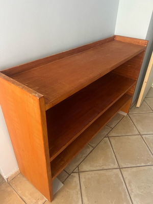 Βιβλιοθήκη ξύλινη σαν καινούργια, μήκος 130cm, πλάτος 35cm, ύψος 85cm