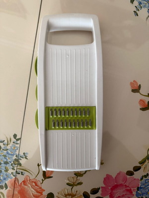 Vegetable cutter new with 5 attachments for different cuts