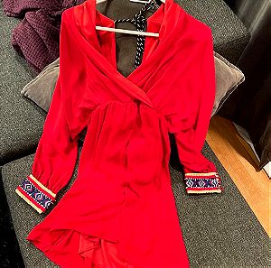 Φόρεμα κόκκινο με ανοιχτή πλάτη και λεπτομέριες στο μανίκι. Εξαιρετική επιλογή για Ανάσταση-Πάσχα!!
