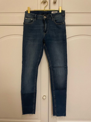 Reiko Jean like new, size 25