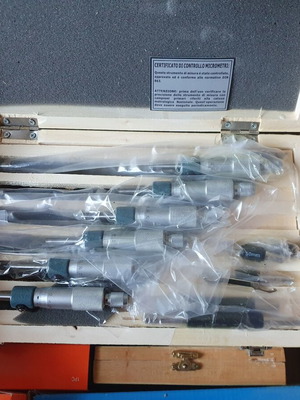 Micrometer set with steel parts