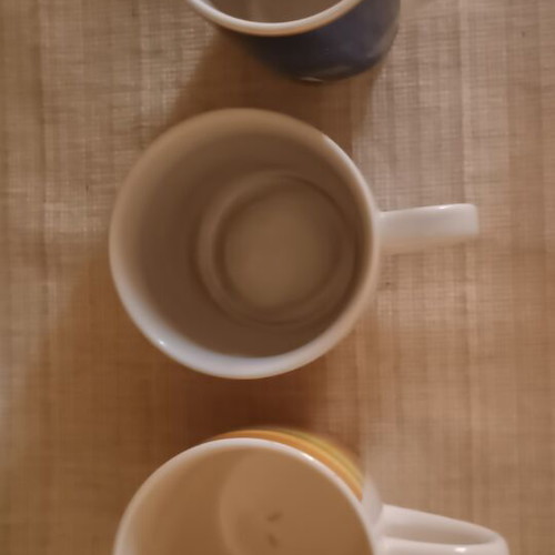 Set of 3 large mugs like new
