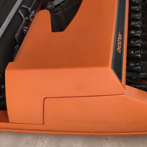Brother Deluxe 650TR Typewriter like new, orange 70's