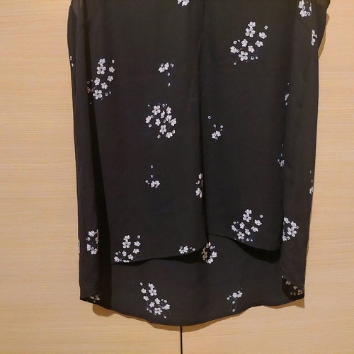 Black blouse with white flowers and silver zipper XL like new