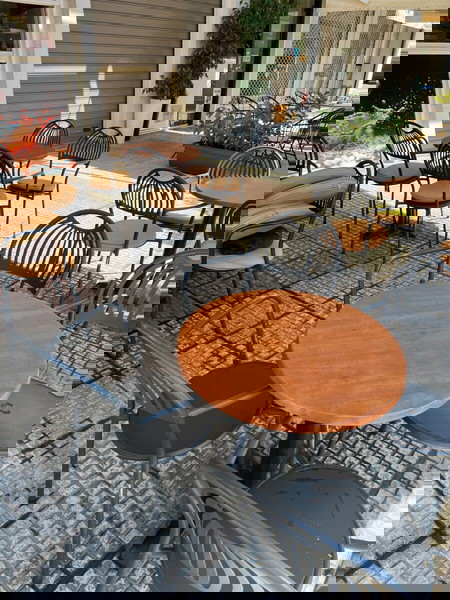 Τραπέζια καρέκλες από επαγγελματικό χώρο