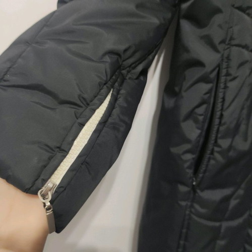 Medium-large jacket with fur collar and zipper pockets
