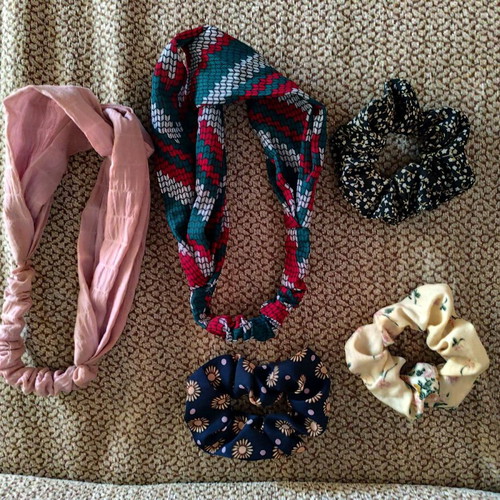 Hairbands with elastic and scrunchie used, 2 hairbands and 3 scrunchies multicolored