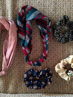 Hairbands with elastic and scrunchie used, 2 hairbands and 3 scrunchies multicolored
