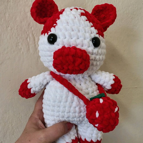 Knitted cow strawberry