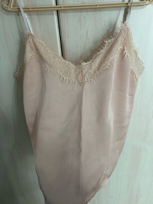 Δαντελωτό σατέν μπλουζάκι Enzzo σαν καινούργιο, μπεζ ροζ μέγεθος M