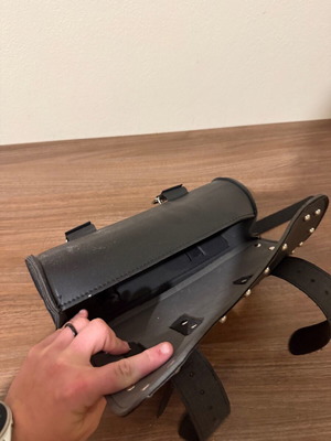 Δερμάτινη Πλαϊνή Τσάντα Μηχανής για Τσόπερ – Vintage Σχέδιο με Καρφιά