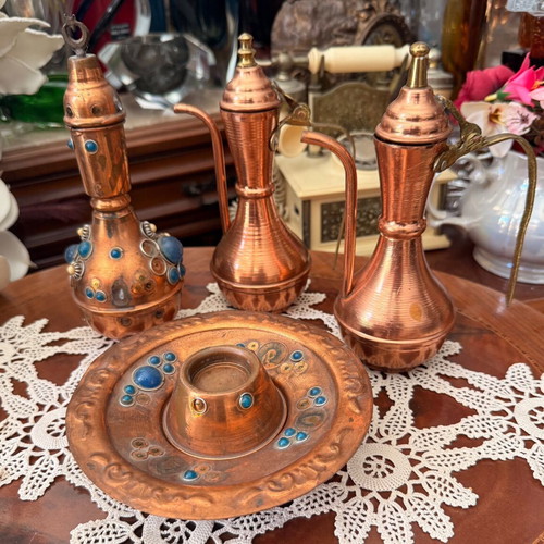 City decorative copper items used, set with 3 jugs and 1 plate
