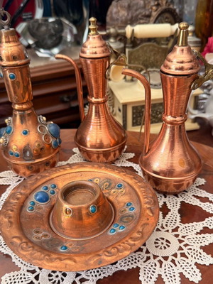 City decorative copper items used, set with 3 jugs and 1 plate