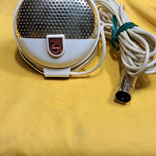 Philips 3750/00 dynamic microphone used with bass roll off