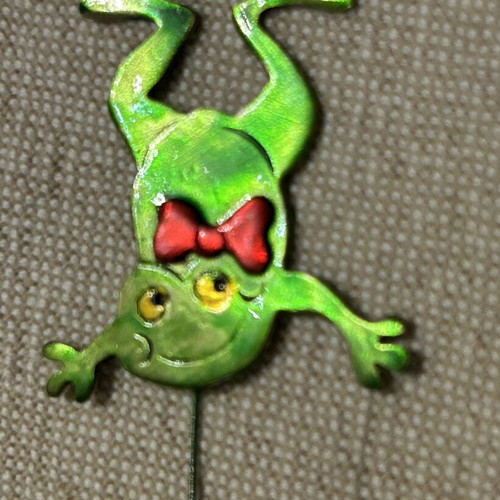 Dangling earrings with frogs like new, green