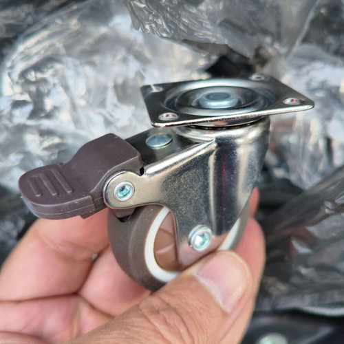 Set of 4 rotating 6 cm casters new, with brake
