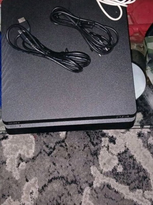 PlayStation 4 (PS4) σαν καινούργιο με καλώδια 1TB