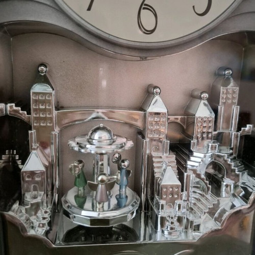 Quartz table clock used with decorative city scene