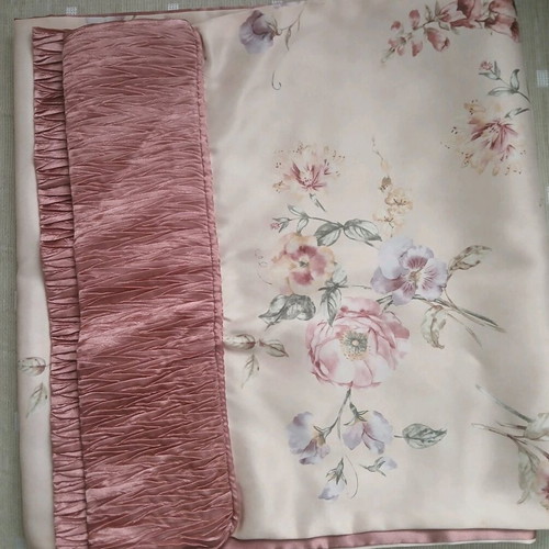 Satin table runner like new, dimensions 1.50 x 0.40