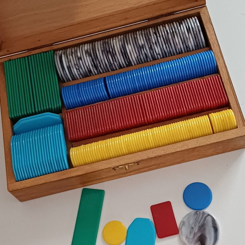 Vintage Poker Set with 314 Catalin Chips in Walnut Case mint condition