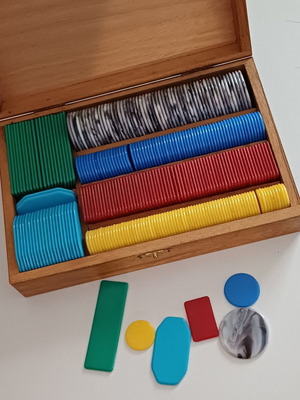 Vintage Poker Set with 314 Catalin Chips in Walnut Case mint condition