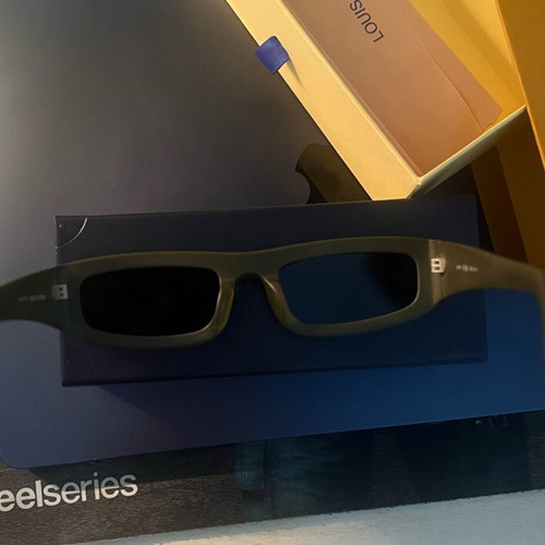 Louis Vuitton Super Vision low square sunglasses like new