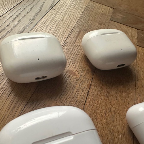 Bluetooth earbuds used, 4 pairs with cases, broken batteries
