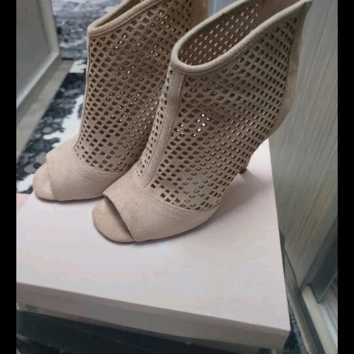 Deezee suede sandal bootie like new, beige, size 35