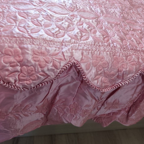 Vintage satin quilt with three small decorative pillows, like new