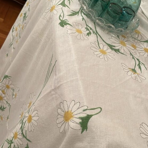 Square tablecloth like new with daisies and green trim