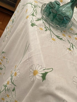 Square tablecloth like new with daisies and green trim