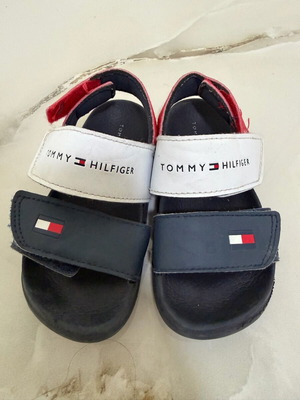 Πέδιλα Tommy Hilfiger νούμερο 26 για αγόρι σαν καινούργια, άσπρα