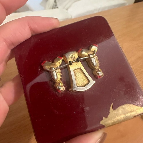 Collectible powder box used with rubies, 19th century