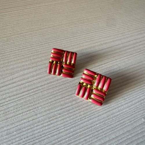 Earrings new, gold and fuchsia color