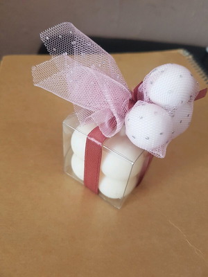 Bomboniera in box with soy candle and 3 crispy dragees, new