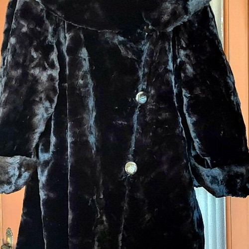 Fur coat black like new, from France, size L