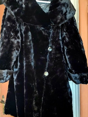 Fur coat black like new, from France, size L