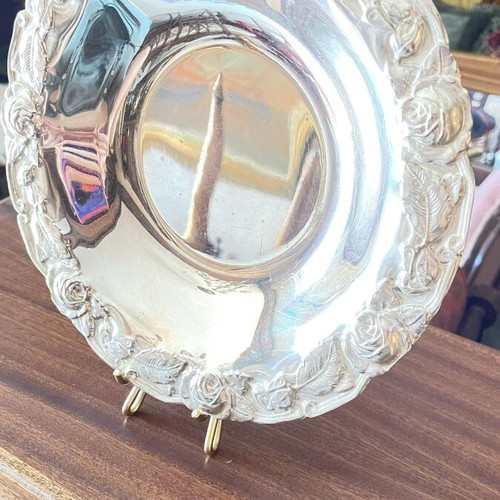 Metal decorative vessel like new with intricate decoration