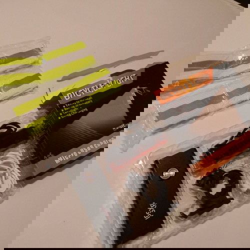 Φακός και πίσω φως ποδηλάτου με ενσωματωμένη επαναφορτιζόμενη μπαταρία και USB C