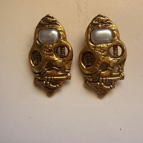 Hammered clip-on earrings, white and gold tone