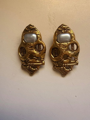 Hammered clip-on earrings, white and gold tone