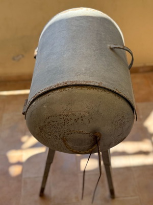 Χειροποίητη μεταλλική ψησταριά BBQ με καπάκι μεταχειρισμένη, industrial style