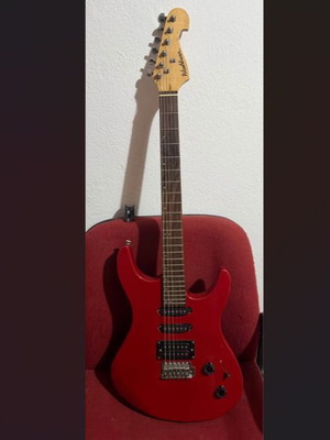 Κιθάρα Washburn μεταχειρισμένη με θήκη Fender, πένα, ζώνη και τρέμολο