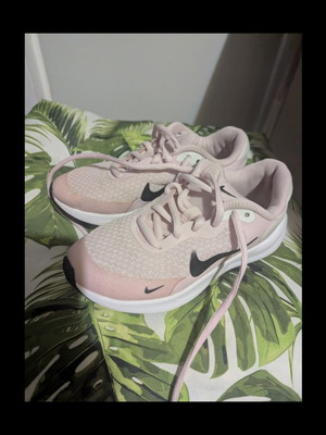 Nike kids shoes like new, size 32, pink, athletic