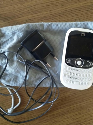 ZTE mobile phone like new, white